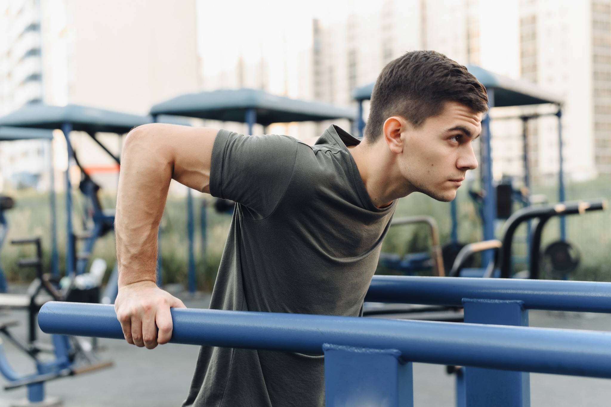 Entraînement de fitness extérieur sur barres parallèles