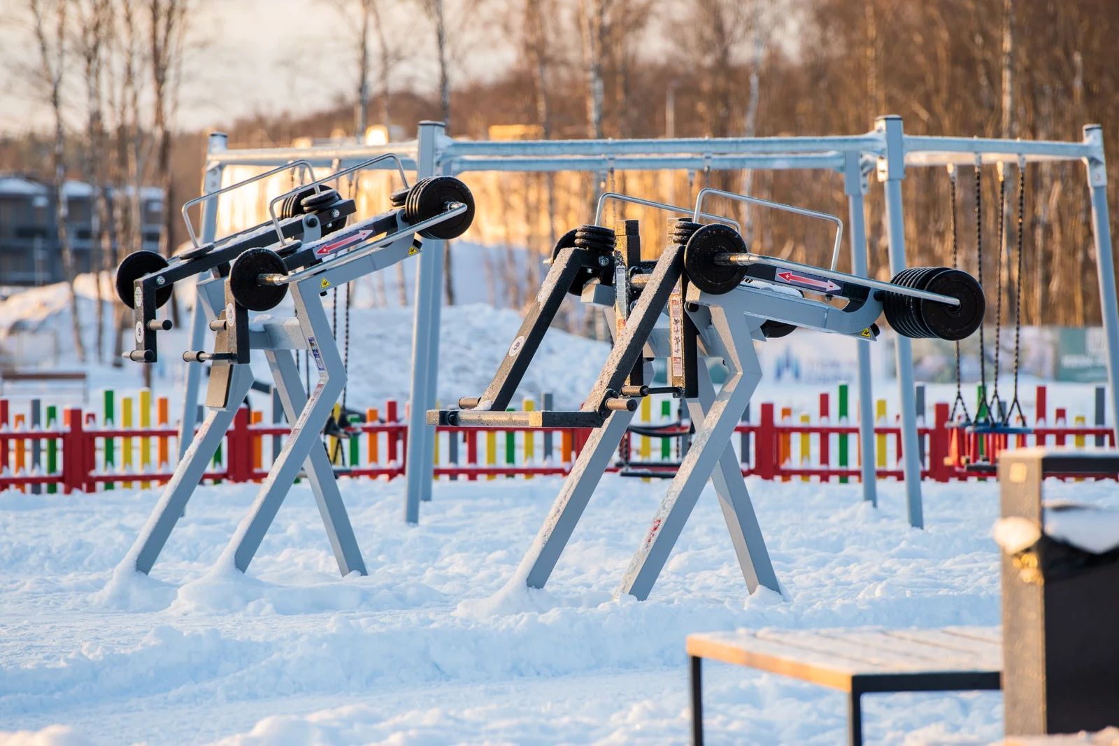 Équipements Street Barbell installés en extérieur en conditions hivernales